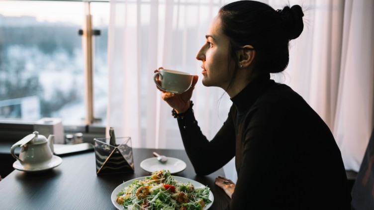STATE OF FOOD #14 - MANGER SEUL : UNE NOUVELLE NORMALITÉ OU UN SIGNE DÉCLINANT DE NOTRE SOCIÉTÉ ?